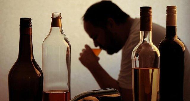 هشدار نسبت به افزایش مسمومیت های الکلی، مصرف خوراکی الکل تاثیری در نابودی کرونا ندارد