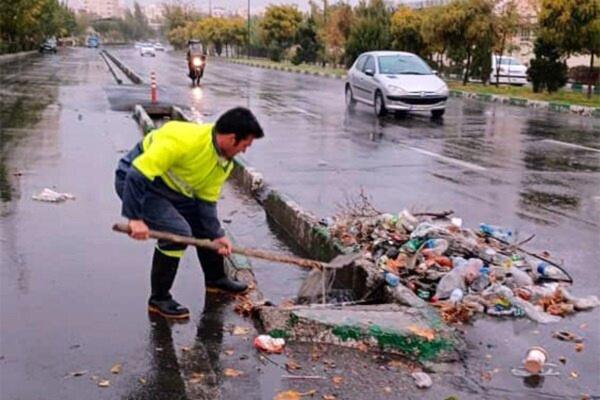 زباله های عجیب در جوی های آب تهران؛ از مبل تا کیسه بوکس!